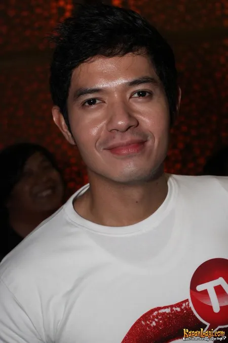 Foto Dude Harlino