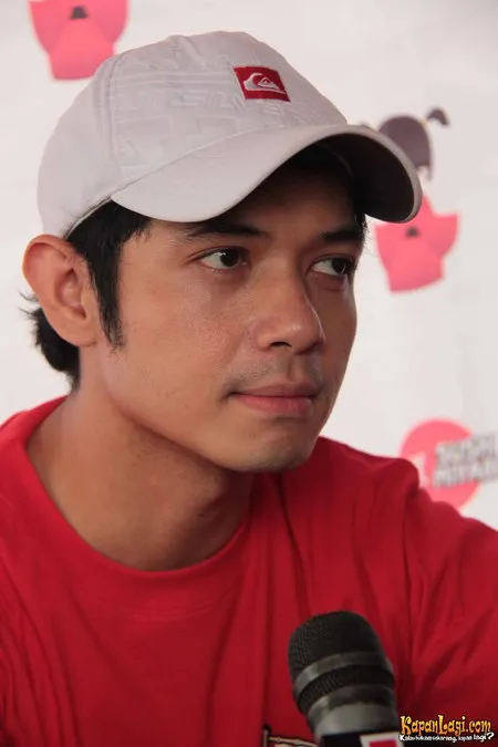 Foto Dude Harlino