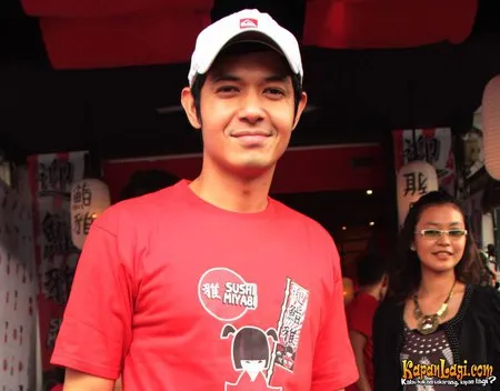Foto Dude Harlino