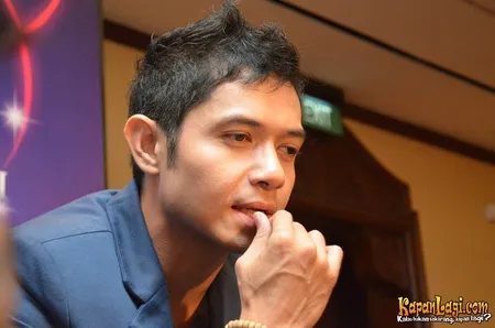Foto Dude Harlino