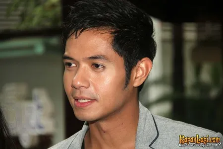 Foto Dude Harlino