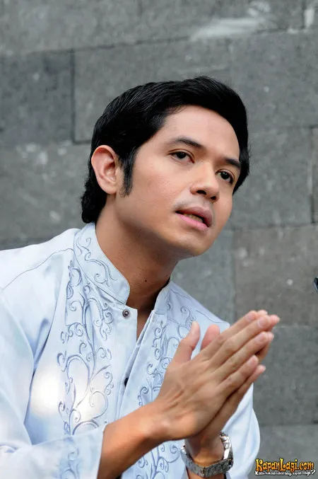 Foto Dude Harlino