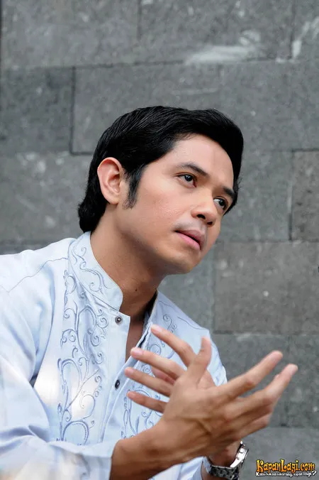Foto Dude Harlino