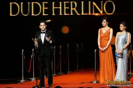 Foto Dude Harlino