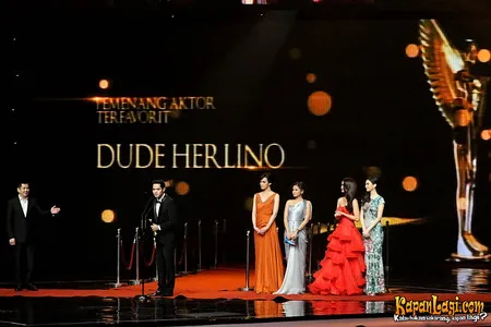 Foto Dude Harlino