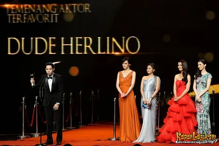 Foto Dude Harlino