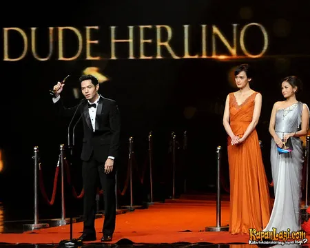 Foto Dude Harlino