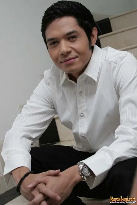 Foto Dude Harlino