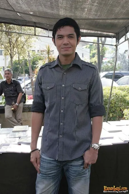 Foto Dude Harlino