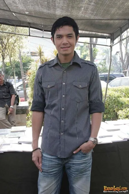 Foto Dude Harlino