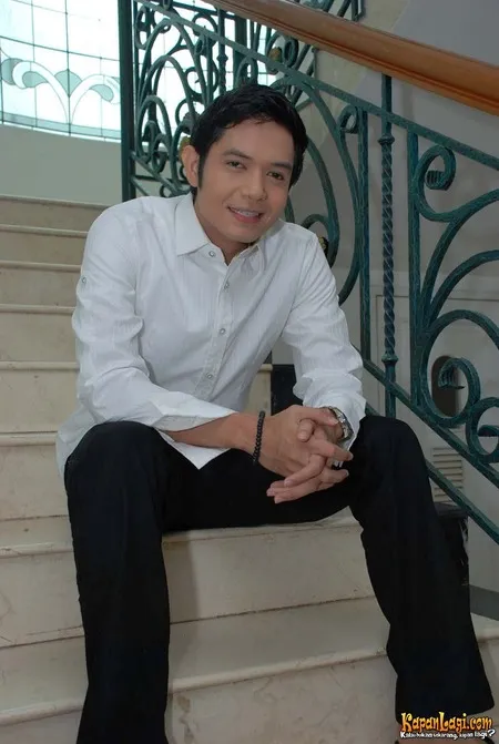 Foto Dude Harlino