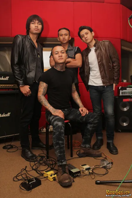 Foto Eighteen Plus Band