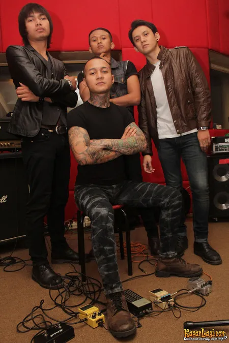 Foto Eighteen Plus Band