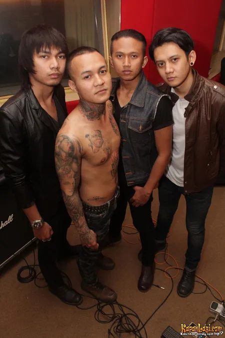 Foto Eighteen Plus Band