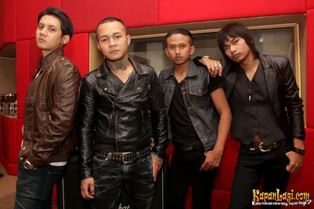 Foto Eighteen Plus Band