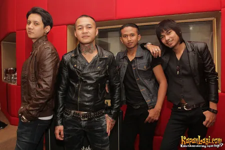 Foto Eighteen Plus Band