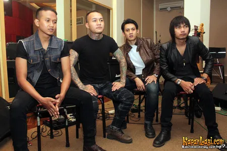 Foto Eighteen Plus Band