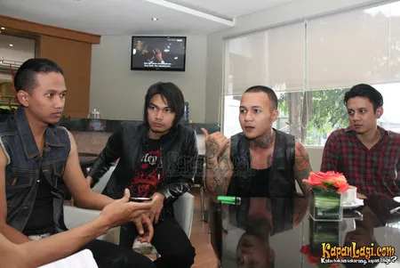 Foto Eighteen Plus Band