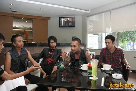 Foto Eighteen Plus Band