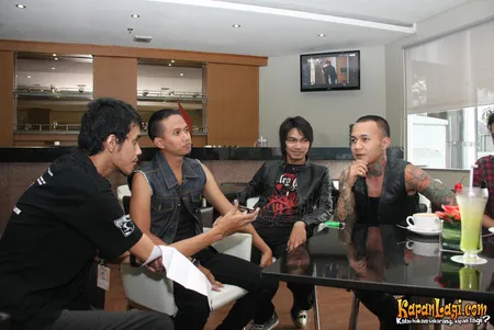 Foto Eighteen Plus Band