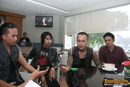 Foto Eighteen Plus Band