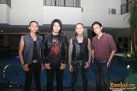 Foto Eighteen Plus Band