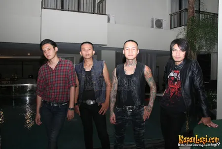 Foto Eighteen Plus Band