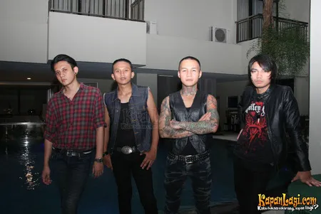 Foto Eighteen Plus Band
