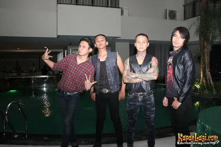 Foto Eighteen Plus Band