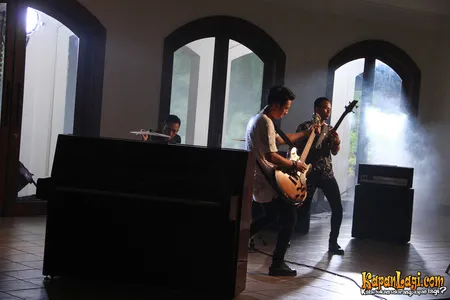 Foto Eighteen Plus Band