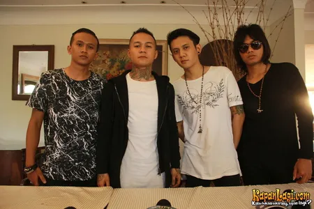 Foto Eighteen Plus Band