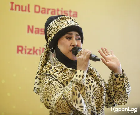 Foto Elvy Sukaesih