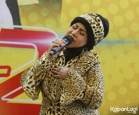 Foto Elvy Sukaesih