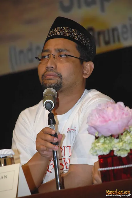 Foto Habiburrahman El Shirazy