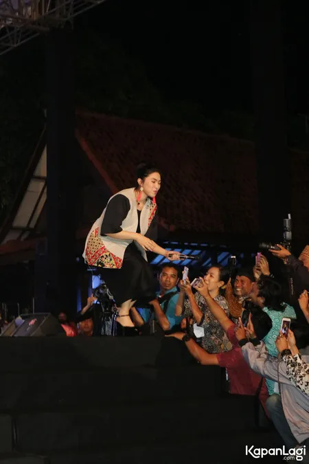 Foto Isyana Sarasvati