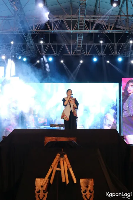 Foto Isyana Sarasvati