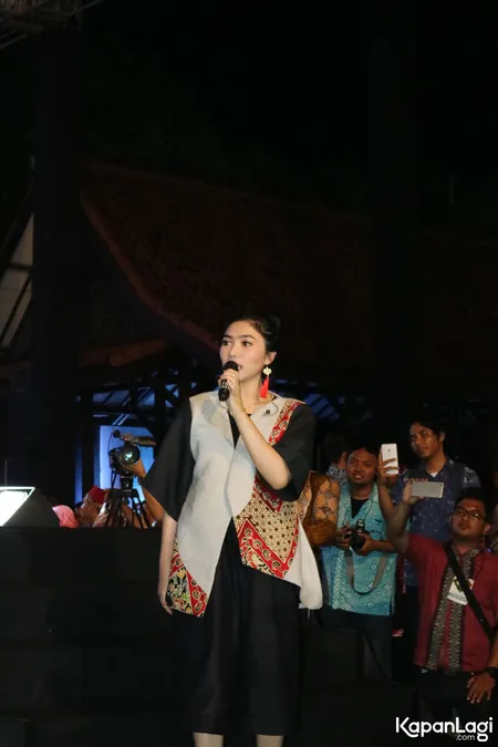 Foto Isyana Sarasvati