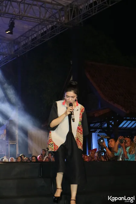 Foto Isyana Sarasvati