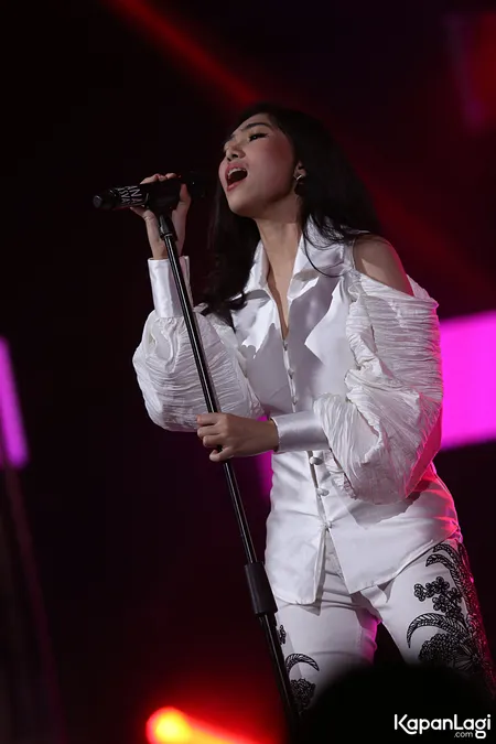 Foto Isyana Sarasvati