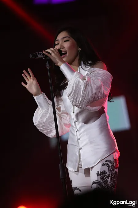Foto Isyana Sarasvati