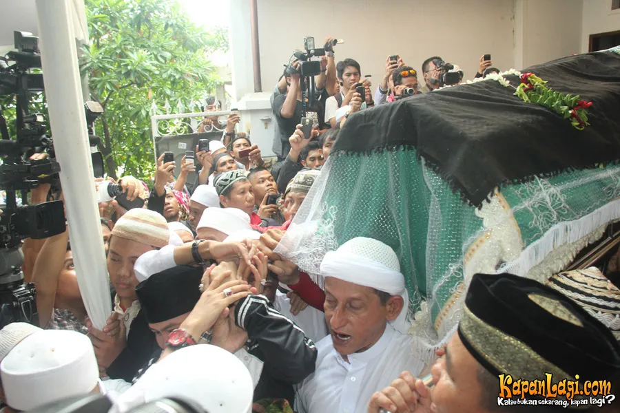 Suasana saat pemakaman Uje