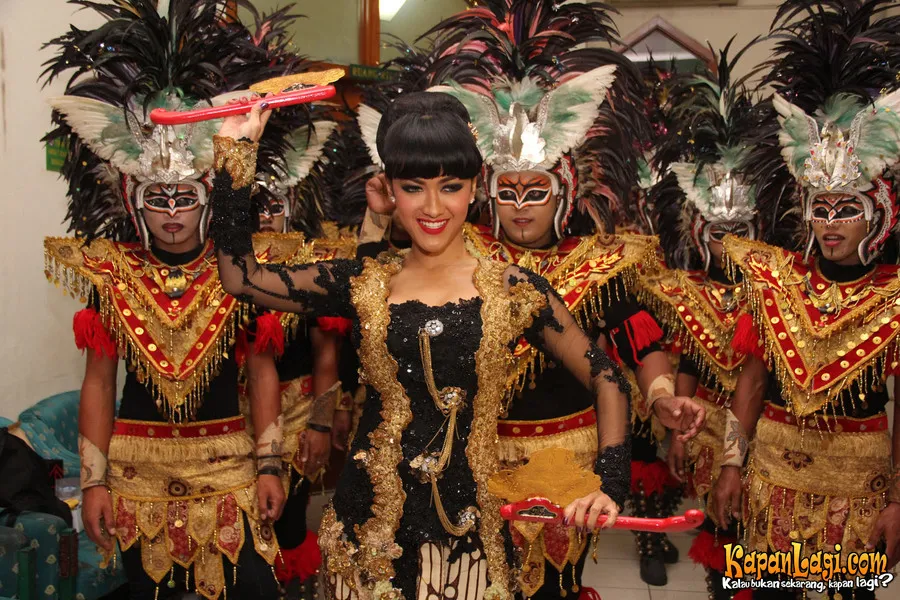 Julia Perez cantik dalam kebaya beberapa waktu yang lalu
