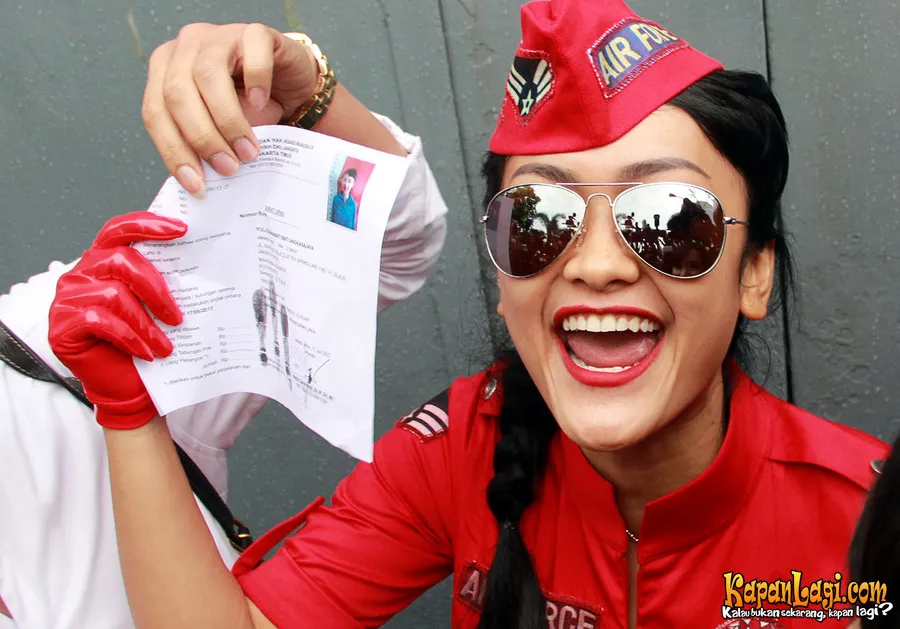 Julia Perez saat bebas dari penjara, sumringah dengan warna merah @ KapanLagi.com®