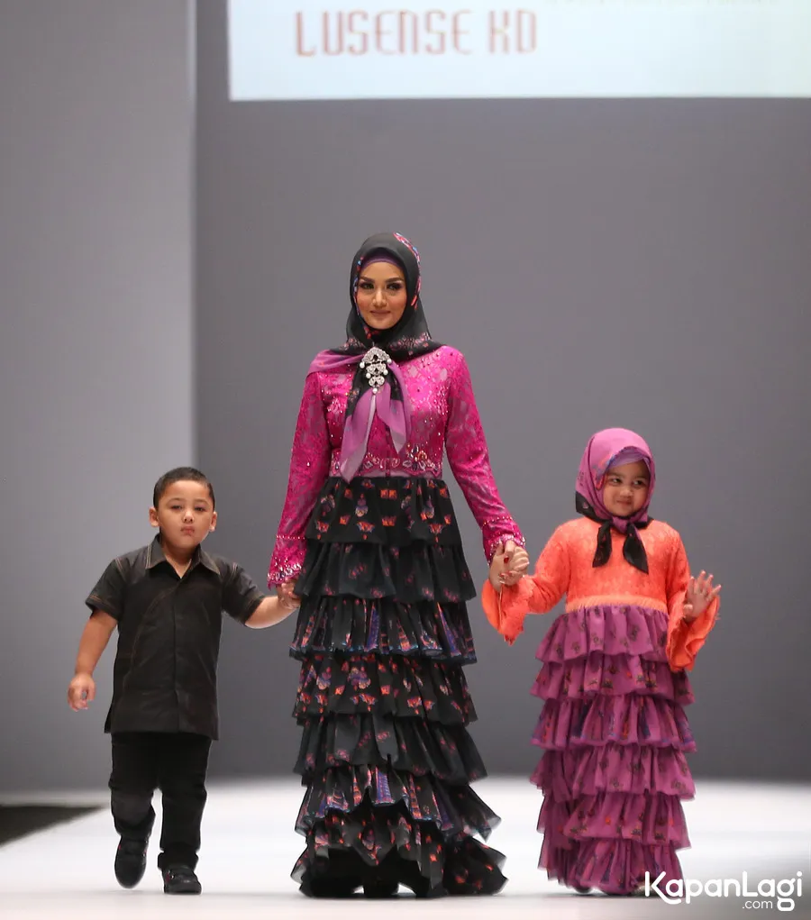 KD bersama kedua anaknya melenggang di catwalk JFW 2016