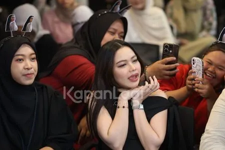 Foto Lady Rara Dan Fans