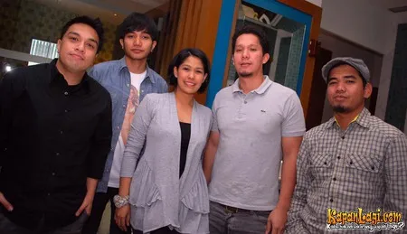 Foto Maliq and D Essentials