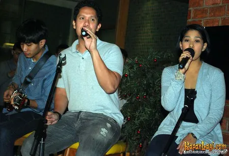 Foto Maliq and D Essentials