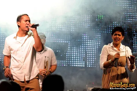 Foto Maliq and D Essentials