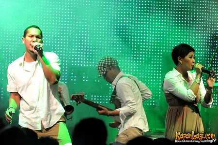 Foto Maliq and D Essentials