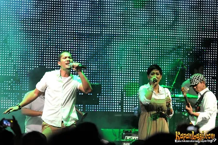 Foto Maliq and D Essentials